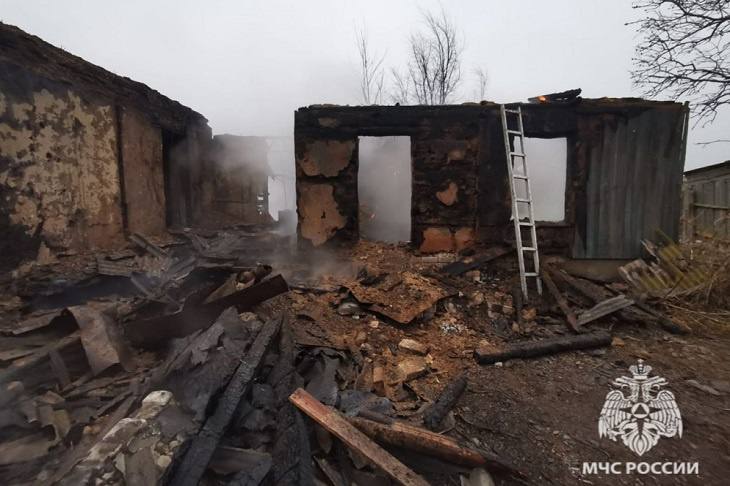 Предпенсионер погиб на пожаре в Волгоградской области  Сегодня, 23 ноября, в Старополтавском районе Волгоградской области сгорел одноэтажный дом. Как сообщили V102.RU в ГУ МЧС России по региону, в ходе тушения пожара было обнаружено тело 60-летнего мужчины.  Тревожный сигнал на пульт оперативного дежурного поступил из села Харьковка Старополтавского района. Пожар был ликвидирован на площади 70 кв.м. На фотографиях с места происшествия видно, что от дома остались только обугленные стены.  - Предварительная причина - неосторожность при курении, - сообщили в региональном управлении МЧС России.