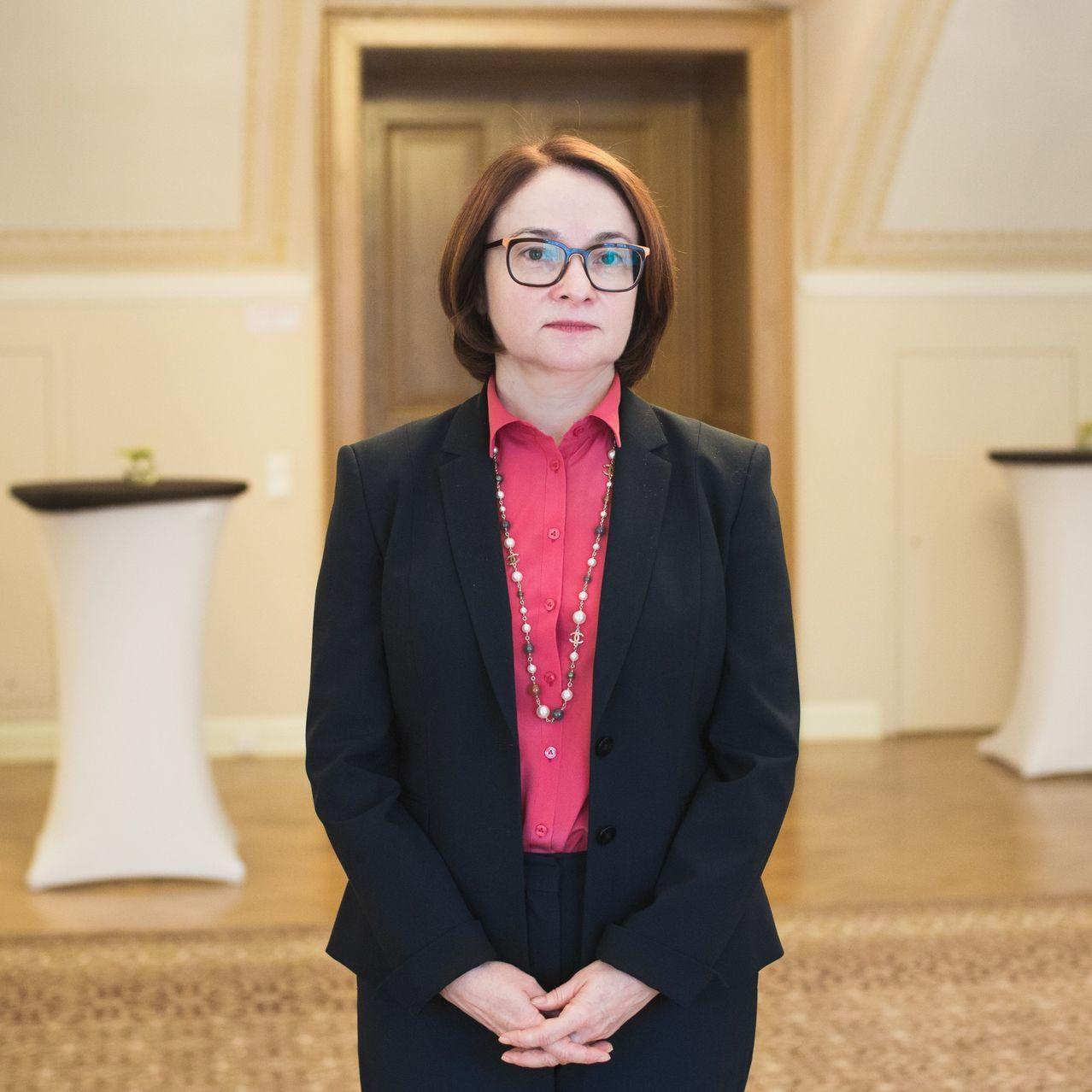 Эльвире Набиуллиной сегодня исполнилось 62 года Возглавив Банк России в 2013 году она стала первой женщиной во главе центробанка страны из большой восьмёрки С тех пор Набиуллина неизменно входит в списки самых влиятельных женщин планеты а эксперты называют её одной из самых эффективных руководителей ЦБ в мире economylive