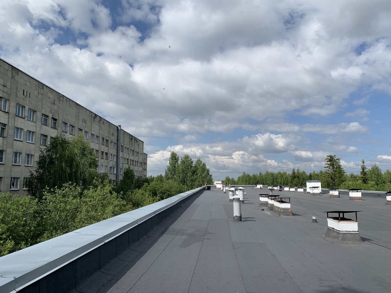 В городской больнице №1 Нижнего Тагила завершился капитальный ремонт кровли второго корпуса. На работы из бюджета Свердловской области выделили более 12,5 млн рублей по национальному проекту «Продолжительная и активная жизнь». Теперь здание получило современную крышу. На обновление ушло несколько месяцев. Строители полностью заменили цементно-песчаную стяжку, восстановили гидроизоляцию и укрепили конструктивные элементы крыши. Площадь обновлённой кровли — около 2 100 квадратных метров. «Капитальный ремонт позволит улучшить условия для пациентов и медицинского персонала нашего учреждения здравоохранения, а также повысит энергоэффективность здания. Мы уверены, что новая крыша сделает пребывание в больнице более комфортным и безопасным», — считает и.о. главного врача больницы Константин Нечаев. Работы в больнице велись поэтапно. В 2024 году строители отремонтировали 2 600 квадратных метров кровли семиэтажного корпуса стационара. Сообщить новость: Наш сайт Новостная телега
