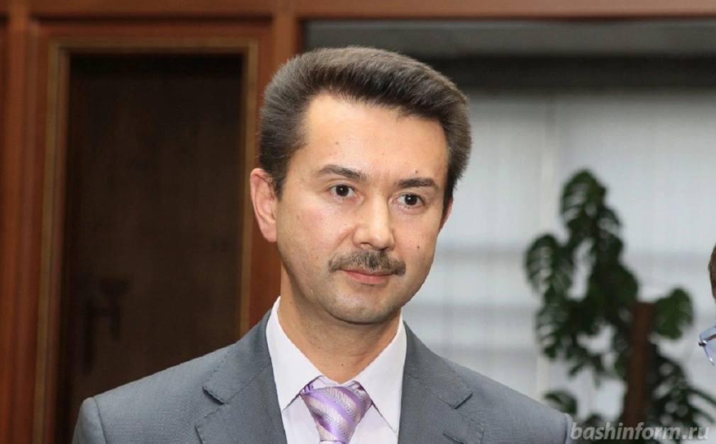 Задержан народный артист Башкирии Вильдан Яруллин В Башкирии задержали директора государственного концертного зала ГКЗ «Башкортостан», народного артиста республики Вильдана Яруллина, сообщили источники РБК Уфа. По предварительным данным, его подозревают в превышении должностных полномочий. Обстоятельства дела пока не раскрываются, но, по словам источников, оно связано с деятельностью ГКЗ «Башкортостан». Официальных данных о задержании Яруллина нет. РБК Уфа обратился за комментариями в Следком, МВД и УФСБ по Башкирии. Вильдан Яруллин возглавляет ГКЗ «Башкортостан» с июня 2019 года. По данным сервиса проверки контрагентов Rusprofile, он также владеет уфимским ООО Студия «Караван-Сарай» и долей в уфимском ООО «Иремельбашресурс». Последняя компания находится в процессе банкротства. Яруллин выступает солистом группы «Караван-Сарай». РБК-УФА