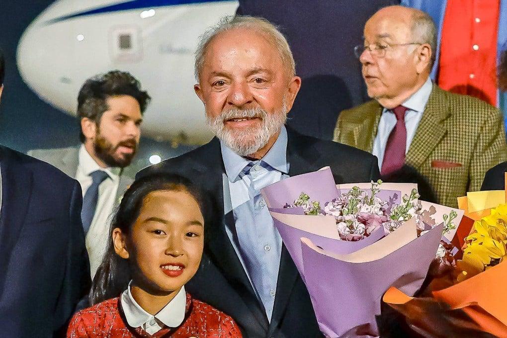 Бразильский лидер Лула да Силва прибыл в Пекин с государственным визитом, где проведет переговоры с председателем КНР Си Цзиньпином. Напомним, что оба лидера принимали участие в празднованиях по случаю Дня Победы в Москве.   Это уже вторая поездка президента Бразилии в Китай за время нынешнего президентского срока и четвертая на посту главы латиноамериканского государства. Ожидается, что в результате визита Лулы будет заключено более десятка сделок и объявлено о новых инвестициях в различные отрасли, от сельского хозяйства до железных дорог. Отметим, что Китай является крупнейшим экспортным рынком для Бразилии и одним из крупнейших иностранных инвесторов в Латинской Америке.  Сам Лула заявил, что также намерен обсудить конфликт на Украине с властями КНР. «Я собираюсь обсудить вопрос мира с Си Цзиньпином, [после] буду обсуждать с Францией, поскольку единственное, что интересует Бразилию в этом вопросе, — это скорейшее возвращение к нормальным отношениям в мире», — сказал он.  Лула также отметил, что конфликт на Украине продолжает подогреваться теми, кто поставляет Киеву оружие. По словам бразильского лидера, попытки содействовать продолжению конфликта на Украине являются «безумием».  «Вдумайтесь — Европа вновь вооружается, это безумие. Англия снова вооружается. Япония вновь встает на военные рельсы», — заявил он.