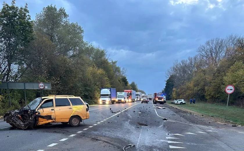 В Тульской области два человека пострадали в ДТП на трассе М-2.  В Тульской области на трассе М-2 «Крым» столкнулись ВАЗ и Kia Sportage.  Авария случилась вечером 7 октября на 282-м километре федеральной автодороги в Чернском районе. По данным Госавтоинспекции, водитель ВАЗа не уступил дорогу кроссоверу, поворачивая налево на нерегулируемом перекрестке.  В аварии пострадали оба водителя — мужчин осмотрели на месте происшествия, госпитализация не понадобилась.