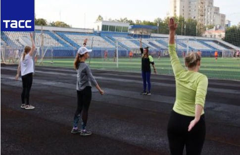 Северный взгляд from Северный спорт Проект «Народный тренер» в Вологодской области стартовал в 2020 году для доступного спорта рядом с домом, сообщил ТАСС в своей обзорной статье. Вместо ожидаемых 3,6 тыс. участников в проект вовлечены более 11 тыс. жителей и почти 300 инструкторов. По охвату спорта Вологодчина сейчас лидирует в Северо-Западном федеральном округе.  Замглавврача Центра общественного здоровья Елена Барачевская рассказала, что занятия, например по скандинавской ходьбе, проходят в шаговой доступности, бесплатно и три раза в неделю, собирая до 40 человек, в основном пенсионеров. Она отметила важность правильной техники и положительное влияние на здоровье, включая здоровье суставов, давление и иммунитет.  Тренер по боксу Александр Кабанов занимается с людьми 40+, поддерживая их в форме и создавая дружный... подробнее на канале: Северный взгляд @