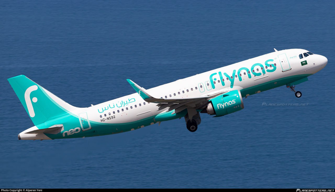 Airbus A320 больше чем Boeing 737 Узкофюзеляжные самолеты семейства A320 стали самыми массовыми в истории авиации На днях европейский производитель передал заказчику очередной A320neo самолет пополнил флот саудовского лоукостера Flynas на фото не он а другой новичок 2025 года Это довело общее число поставок ВС типа до 12 260 единиц с момента ввода A320 в эксплуатацию в 1988 году сообщает британская консалтинговая компания Cirium Boeing 737 удерживал мировое первенство по количеству выпущенных самолетов Всего с 60 х гг произведено 12 214 единиц на август 2025 го Теперь американский авиастроитель утратил лидерство и по этому показателю Airbus и Boeing остаются крупнейшими самолетостроителями в мире При этом Airbus уже является и крупнейшим в мире авиапроизводителем по общему годовому объему поставок В 2024 году он обошел конкурента более чем в два раза передав заказчикам 766 ВС против 348 у Boeing Ожидается что оба авиагиганта представят новые модели в следующем десятилетии Но на недавней конференции ISTAT в Праге их представители заявили что вряд ли начнут разработку в ближайшее время поскольку ожидают прогресса в технологиях двигателестроения Boeing официально не подтверждает работу над сменой для 737 MAX заявляя что его приоритет сейчас решение проблем с качеством восстановление темпов производства и сертификация уже разработанных моделей 737 MAX 7 и 737 MAX 10 Пристегните ремни