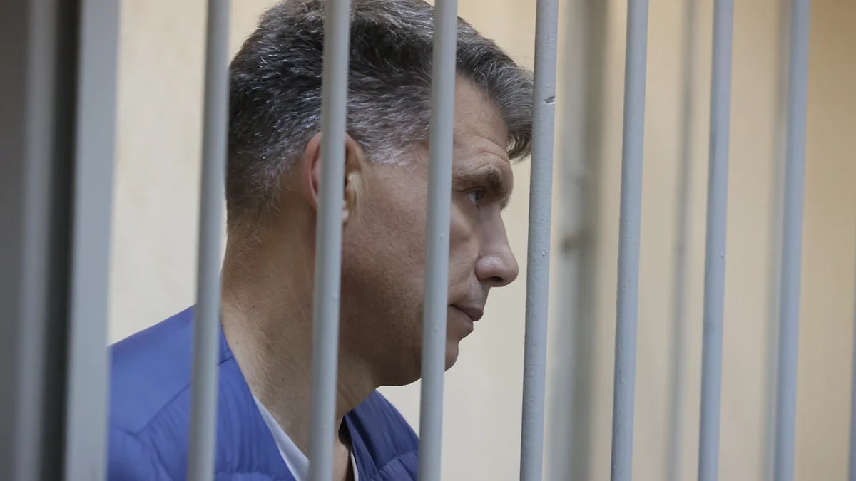 Кировский райсуд Екатеринбурга вновь не смог приступить к рассмотрению уголовного дела по факту убийства президента Европейско Азиатской компании Виктора Терняка в 1992 году На скамье подсудимых опять отсутствовал обвиняемый Сергей Горшунов из ОПГ Центр находящийся под подпиской о невыезде Как выяснилось он арестован Таганским районным судом Москвы по другому уголовному делу по данным Ъ Урал там он обвиняется в мошенничестве Сейчас решается вопрос об его этапировании в Екатеринбург Подробнее в материале Ъ Урал Фото Марина Молдавская Коммерсантъ kommersantural