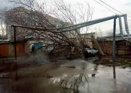 Последствия сильного ветра устраняют на Ставрополье В Изобильном из за ураганных порывов во дворе по улице Газопровода на теплотрассу рухнуло дерево Как сообщил глава Изобильненского округа Роман Коврыга без отопления оставались жители трех домов магазин и гостиница За несколько часов аварию устранила бригада специалистов Ветер был настолько сильным что вырывал деревья с корнем В Ставрополе на улице Казачьей дерево повалилось на крышу рядом стоящего здания И таких ЧП накануне было немало Упавшие ветви деревьев обрывали провода В один из дворов рядом с детской площадкой по улице 50 лет ВЛКСМ ветер сдул часть от металлического забора Сегодня ветер стихнет до 10 метров в секунду По данным краевого Гидрометцентра воздух прогреется до 12 градусов Большую часть дня будет солнечно