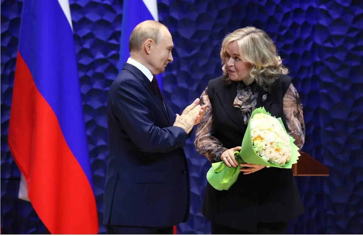 Талант профессионализм и неравнодушие к делу Президент Владимир Путин присвоил звание Заслуженный учитель Российской Федерации Зое Никитиной учителю химии из Тихвина За плечами 36 лет профессионального стажа с 1989 года Зоя Никитина преподает химию в средней общеобразовательной школе 9 В её копилке три стобальника по ЕГЭ а успеваемость выпускников стабильно превышает среднеобластные показатели Они успешно поступают в вузы химического профиля и строят карьеру в отечественной фармацевтике и медицине Один из воспитанников Зои Анатольевны Антон Шорохов кавалер ордена Мужества награжден медалью Суворова один из участников программы Время героев Горжусь что в Команда47 работают такие профессионалы Счастья благополучия сильных выпускников и конечно профессиональных успехов
