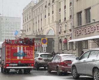 Сегодня по Ульяновску прокатилась волна эвакуаций людей из зданий.   Порталу 73online назвали причину.  В аппарате антитеррористической комиссии региона отметили, что случился массовый обзвон с сообщениями о ложном минирования. Это коснулось в основном торговых центров, объекты образования не эвакуировали.  Фото отсюда.