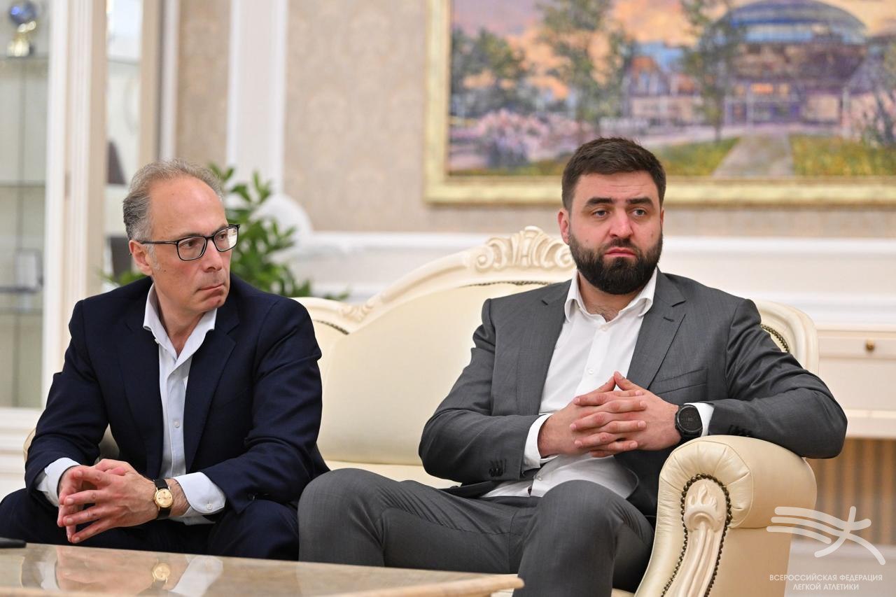 ПУЛЕМЁТ ДЕГТЯРЁВА from ВФЛА Легкая атлетика России В Национальном олимпийском комитете Республики Беларусь состоялась рабочая встреча вице-президента ОКР, председателя ВФЛА, главы ПСБ Петра Фрадкова с президентом НОК Беларуси Виктором Лукашенко Руководители обсудили совместную работу по линии международных связей, формирование положительного образа государств и народов, организационную структуру по совместным мероприятиям и соревнованиям «С главой Белорусской федерации легкой атлетики Иваном Тихоном ранее договорились, что лучшие спортсмены примут участие в Кубке сильнейших в Бресте. Спасибо и спортивному руководству Беларуси. Вы активно поддерживаете совместные турниры российских и белорусских спортсменов. Глава Олимпийского комитета России и Министр спорта Российской Федерации Михаил Дегтярев попросил передать приветственные слова и... подробнее на канале: ПУЛЕМЁТ ДЕГТЯРЁВА @