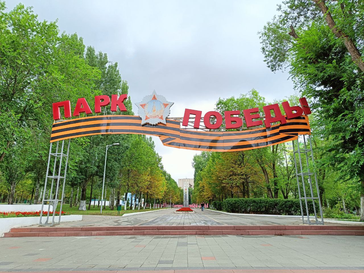 "Корневая система взрослых деревьев уходит в глубину земли, поэтому остается незатронутой": в горадминистрации ответили на беспокойство самарцев за судьбу деревьев в парке Победы Местная жительница обратила внимание, что во время восстановления пересохшего озера у Дворца ветеранов рабочие при прокладке коммуникаций выкопали траншею, обрубив все боковые корни с одной стороны у пяти многолетних деревьев. В горадминистрации прокомментировали: - Выкопанная траншея сделана на месте прокладки старых коммуникаций, что не позволяет обойти деревья и зеленые насаждения. Основная корневая система взрослых деревьев уходит в глубину земли, поэтому остается незатронутой. За всеми деревьями и кустарниками, возле которых проходят работы по реконструкции парка, наблюдают специалисты, готовые в случае необходимости предпринять необходимые меры к сохранению растений. SOVAINFO Прислать новость Больше новостей - на sovainfo.ru