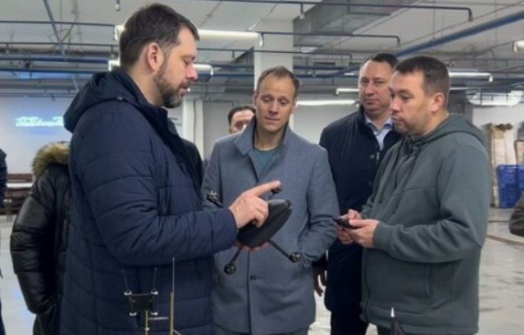 В Хабаровском крае будут выпускать печатные платы История стартовала после визита в регион делегации Минпромторга ВЭБ РФ и компании ФайнЛайн Гости не ограничились осмотром площадок и в итоге поддержали идею разместить производство в ТОР Хабаровск на территории Ракитное Власти края видят в проекте возможность закрыть часть спроса на отечественные электронные компоненты По предварённым расчётам в предприятие вложат порядка 10 млрд рублей а на запуск уйдёт около трёх лет В регионе рассчитывают что производство станет точкой притяжения для компаний которые делают беспилотники и другую электронику Ставка на ФайнЛайн не случайна компания уже много лет в лидерах российского рынка и работает по международным стандартам Размещение производства в нашем регионе позволит получить мультипликативный эффект в виде создания рабочих мест дополнительных налоговых поступлений и развития промышленности в области технологической инфраструктуры и информационной безопасности отметил и о министра промышленности и торговли Хабаровского края Тимур Саматов Сейчас стороны готовят дорожную карту в которой распишут все этапы от мероприятий инвестора до участия федеральных структур Краевые власти рассчитывают приступить к реализации уже в ближайшее время