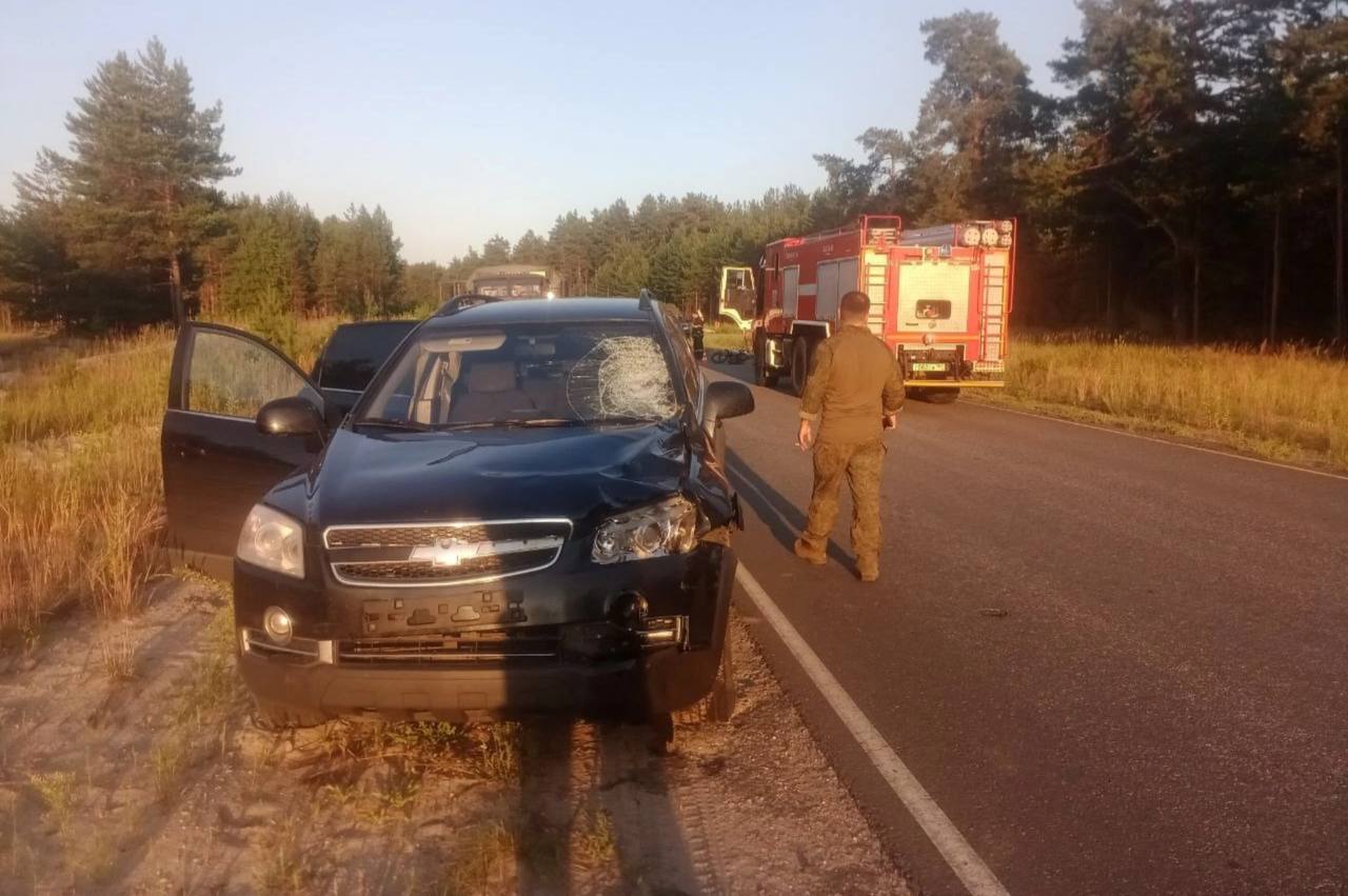 Страшная трагедия в Володарском районе — двое детей разбились на питбайке  На а/д Мулино – Новосмолинский, 11-летний Матвей, управляя мотоциклом Шармакс, при выезде со второстепенной дороги совершил столкновение с автомобилем Шевроле.   В результате 7-летний пассажир Кирилл без шлема погиб на месте, 11-летний водитель — в тяжелом состоянии в больнице.  Подпишись \ Предложи новость