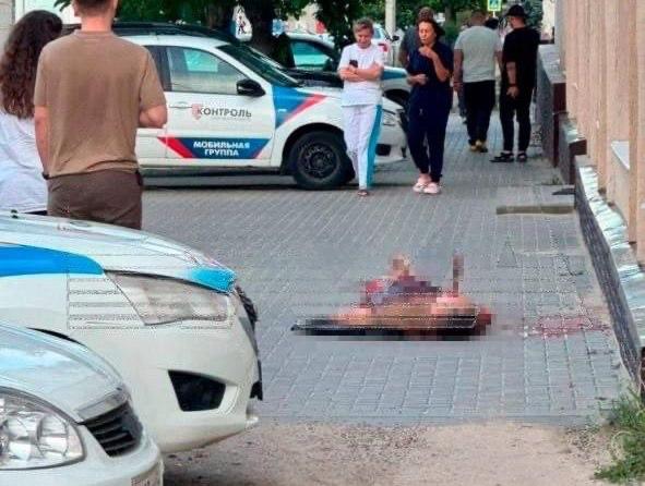 В городе Камышин Волгоградской области произошло жестокое убийство   Федерального судью Василия Ветлугина расстреляли из "Сайги" на улице, отрезали половой орган и воткнули нож в глаз.   Предварительной причиной называют ревность. Муж одной из женщин таким образом отомстил Василию за измену своей супруги. Убийца уже задержан.  Новости Дня