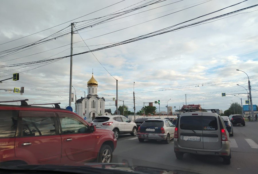 В Новосибирске придумали как бороться с пробками на улицах города Пока идет разработка интеллектуальной транспортной системы Новосибирска в городе пытаются устранять заторы на улицах с помощью имеющихся инструментов Это особенно актуально в условиях дефицита средств бюджета Дорожники экспериментируют с шириной полос левыми поворотами и парковками Подробнее читайте по ссылке     INFOPRO54 Фото редакции Infopro54 автор Юлия Данилова