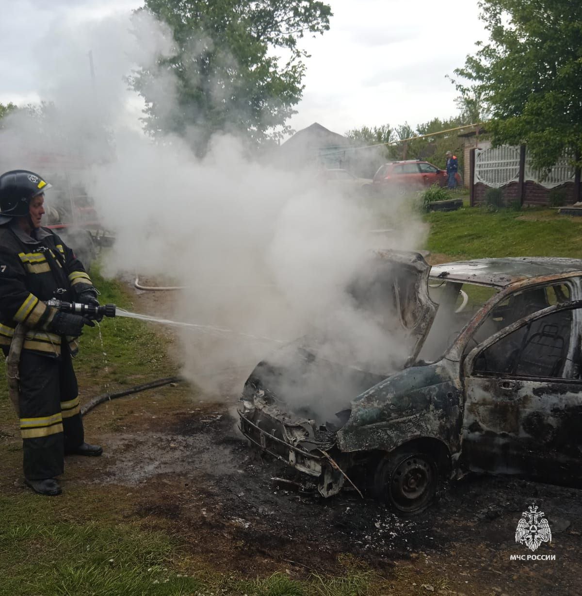 В Сосковском районе огнеборцы потушили автомобиль За прошедшие сутки орловские пожарно-спасательные подразделения выезжали 24 раза, из них 10 выездов на ликвидацию возгораний, 14 выездов на различные происшествия и помощь населению. Вчера поступило сообщение возгорание автомобиля в с. Мелихово в Сосковском районе. В результате пожара выгорел легковой автомобиль. На месте работало 4 сотрудника МЧС России на одной единице спецтехники. Пострадавших нет. Предположительная причина пожара - короткое замыкание электропроводки.