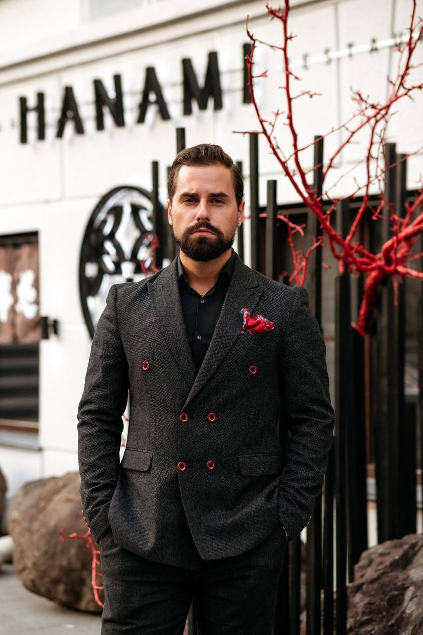 Хабаровский суд вынес приговор шоумену Ивану Засухину по делу о коррупции Известный телеведущий признан виновным в покушении на взятку через родственника высокопоставленного сотрудника транспортной полиции Романа Голушко пытался замять уголовное дело приятеля Голушко согласился на деньги но не имел влияния на следствие При передаче средств обоих задержали Засухину назначили штраф 2 млн рублей подельнику 4 года колонии общего режима 2 года запрета на госдолжности Хабаровскоп уже в MAX