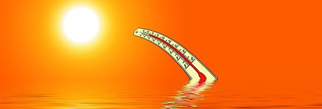 Более 24 тыс человек умерли в Европе этим летом из за жары Более 24 тысяч человек умерли в Европе летом 2025 года из за жары причем 16 5 тысячи из них умерли из за антропогенных изменений климата говорится в исследовании учёных из имперского колледжа Лондона пишет РИА Новости Изменения климата увеличили летнюю температуру в Европе и привели к дополнительным 16 5 тысячам смертей по сравнению с летом которое не стало более жарким из за деятельности человека Рассмотрев 854 европейских города это исследование пришло к выводу что изменения климата привели к 68 из 24 4 тысячи смертей из за жары этим летом увеличив температуру на 3 6 C Чтобы определить какая доля смертей произошла именно из за глобального потепления учёные использовали методы моделирования и изучили исторические сведения о смертности Больше всего смертей из за глобального потепления произошло в Италии 4 6 тысячи На втором месте Испания с 2 8 тысячами на третьем Германия с 1 5 тысячами Далее следуют Франция 1 4 тысячи Великобритания 1 1 тысячи Румыния одна тысяча Греция 808 Болгария 552 и Хорватия 268 Более подвержены негативному влиянию жаркой погоды люди старше 65 лет Они составили 85 всех смертей из за глобального потепления Поэтому экстремальная жара становится причиной всё большего количества смертей среди стареющего населения Европы Исследователи отмечают что реальные значения могут быть даже выше потому что рассмотренные города составляют лишь 30 населения Европы К тому же жаркая погода по словам учёных это тихий убийца ведь большинство смертей связанных с жарой не фиксируются как таковые жара глобальноепотепление