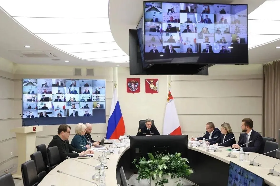 Губернатор поручил обеспечить качественное уличное освещение в муниципалитетах В связи с многочисленными обращениями вологжан по вопросам отключения уличного освещения в вечернее время губернатор Георгий Филимонов провел экстренное заседание оперативного штаба Поводом послужила ситуация в Бабаево Белозерске Великом Устюге Междуречье Харовске Никольске Вытегре Усть Кубинском Грязовецком округах и Устюжне Такая ситуация недопустима Свет должен быть на улицах в деревнях сёлах и городах вдоль дорог и тротуаров на общественных пространствах Это необходимо прежде всего для обеспечения безопасности и снижения аварийности Людям должно быть комфортно добираться домой и на работу когда на улице темно подчеркнул губернатор Георгий Филимонов дал поручение главам муниципалитетов обеспечить работу уличного освещения во всех округах с 19 30 до 06 00 В дальнейшем график будет корректироваться в зависимости от увеличения светового дня о изменениях администрации обязаны информировать жителей