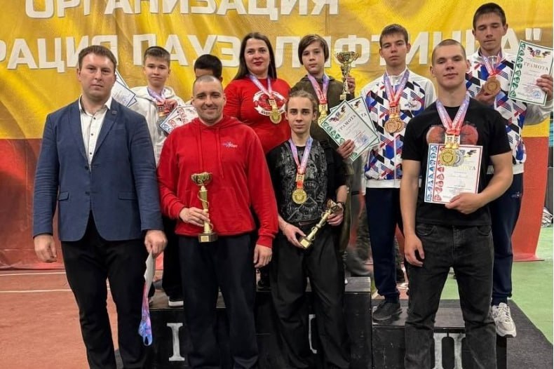 Команда пауэрлифтеров ГБУ «СК «Шахтер» - вице-чемпионы Ростовской области В городе Ростов-на-Дону на базе спортивного манежа Донского государственного технического университета прошло Открытое первенство Ростовской области по пауэрлифтингу среди юношей и девушек до 18 лет памяти А.В. Черникова и Открытый Кубок Ростовской области по пауэрлифтингу памяти Н.А. Токарчука среди взрослых. В соревнованиях принимали участие 30 команд, в том числе и команда из Свердловска, которая представляла ГБУ ЛНР «Спортивный комплекс «Шахтер», как среди юношей/девушек, так и среди взрослых под руководством тренера Дмитрия Шапошника. По итогам соревнований команда пауэрлифтеров ГБУ ЛНР «Спортивный комплекс «Шахтер» показала отличные результаты и смогла завоевать пять командных кубков. Подробнее читайте на САЙТЕ