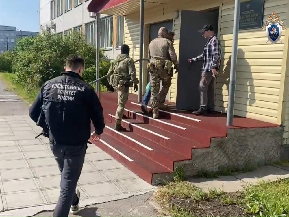 Бекетов отделался условкой Один из фигурантов уголовного гешефта в САФУ услышал приговор Ломоносовский районный суд согласился с позицией государственного обвинения и признал генерального директора и учредителя строительной организации виновным   по ч 4 ст 159 УК РФ Мошенничество совершенное группой лиц по предварительному сговору лицом с использованием своего служебного положения   по ч 1 ст 222 УК РФ Незаконное хранение огнестрельного оружия и боеприпасов к нему Речь как мы писали ранее идет о бизнесмене по фамилии Бекетов директоре ООО СК который вступил в преступный сговор с проректором по инфраструктурному развитию и комплексной безопасности САФУ Родыгиным и его заместителем начальником управления по строительству и эксплуатации Попковым В период с 6 августа 2023 года по 1 апреля 2024 года Бекетов похитил 6 миллионов рублей это часть общей суммы от стоимости контракта на ремонт одного из общежитий САФУ Кроме того в ходе проведения 21 августа 2024 года обыска дома у Бекетова сотрудниками правоохранительных органов были изъяты винтовка и боеприпасы которые приобретены и хранились им в нарушение закона об оружии На предварительном следствии с виновным было заключено досудебное соглашение о сотрудничестве причиненный учебному заведению ущерб возмещен им в полном объеме Приговором суда был следующим 3 года и 2 месяца условно с испытательным сроком 3 года Уголовное дело возбуждено на основании материалов оперативно разыскной деятельности предоставленных РУ ФСБ России по Архангельской области пояснили в пресс службе надзорного органа Добавим что судебные разбираться в отношении других фигурантов Родыгина Попкова и Федорченко ООО Гарантстрой продолжаются