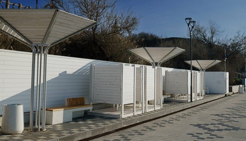 В Андреевке полностью обновили и благоустроили набережную В ноябре 2023 года она была разбита штормом века Работы по восстановлению завершены здесь появилась площадка с резиновым покрытием турники гамаки а также детская игровая площадка В рамках второй очереди установили новые скамейки и урны теневые навесы кабинки для переодевания спасательные вышки пандус для спуска к морю маломобильных граждан Также провели системы видеонаблюдения оповещения и поставили новые опоры освещения рассказал прораб компании подрядчика Алексей Бобков ForPost ForPost в MAX