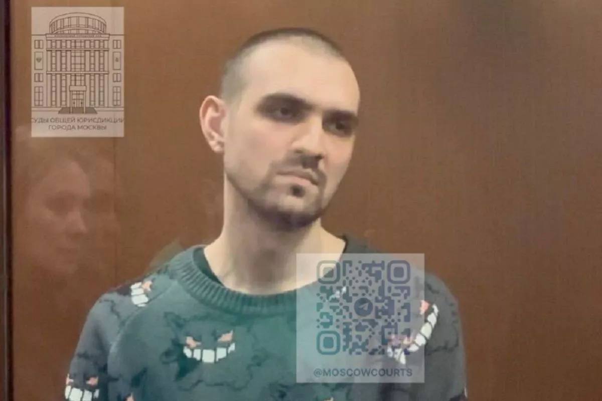 Стендап комик из Ейска Артемий Останин пойдёт под суд по делу о разжигании ненависти Ему вменяют две статьи за оскорбление религиозных чувств верующих и за возбуждение ненависти или унижение человеческого достоинства Поводом стало видео которое разошлось в соцсетях в середине марта В нём комик во время выступления используя нецензурную лексику рассказывал шутку о конфликте в метро с мужчиной потерявшим ноги после подрыва на мине Этот фрагмент вызвал широкий общественный резонанс и возмущение Теперь дело рассмотрит суд внесен в перечень физических лиц в отношении которых имеются сведения об их причастности к экстремистской деятельности или терроризму Кубанские Новости   Мы в MAX