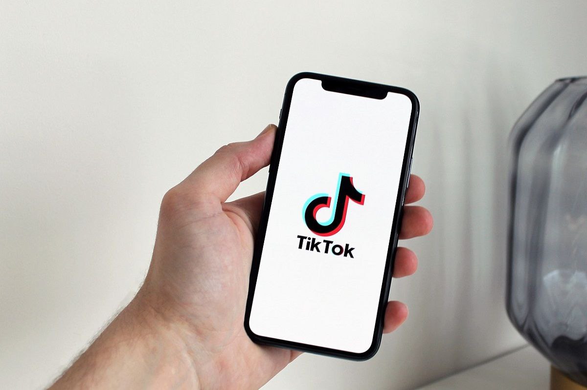 TikTok прибавил аудиторию, Instagram потерял. Какими соцсетями активно пользуются белорусы Instagram в Беларуси по сравнению с прошлым годом стал терять позиции среди молодежи. Аудитория в этом году в стране сократилась на 5%. TikTok за год вырос на 10%. «ВКонтакте» сохраняет стабильный объем — около 1,3 млн человек. Аудитория «Одноклассников» уменьшилась в этом году на 20%. Подробнее