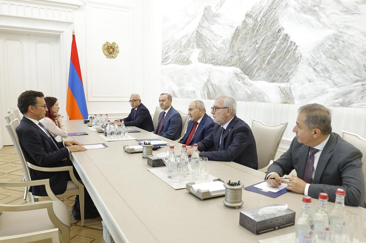 Премьер министр Никол Пашинян принял председателя Парламентской ассамблеи НАТО Маркоса Перестрелло Никол Пашинян приветствовал проведение 108 го семинара Роуз Рот Парламентской ассамблеи НАТО в Ереване и подчеркнул важность отношений с НАТО в том числе участие в миротворческих миссиях и программах направленных на укрепление демократических институтов Маркос Перестрелло выразил благодарность за организацию семинара на высоком уровне и коснулся сотрудничества с армянскими партнерами в рамках Парламентской ассамблеи НАТО Состоялся обмен мнениями по вопросам обеспечения мира и стабильности в регионе а также по представляющим взаимный интерес другим вопросам