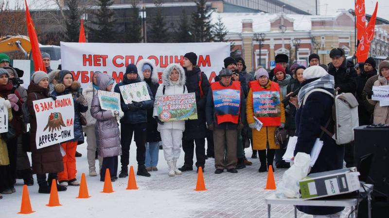 В Иркутске прошел митинг против вырубки леса на Байкале В центре Иркутска 27 декабря прошел согласованный митинг против закона разрешающего сплошные вырубки деревьев на Байкале в определенных случаях Участники мероприятия численность которого по данным телеграм канала БГ Иркутск составила около 300 человек записали видеообращение к президенту России Владимиру Путину с просьбой переписать закон Подробности о сути поправок резонансе вокруг них и требованиях жителей в материале RTVI   telegra ph V Irkutske proshel miting protiv vyrubki lesa na Bajkale 12 27