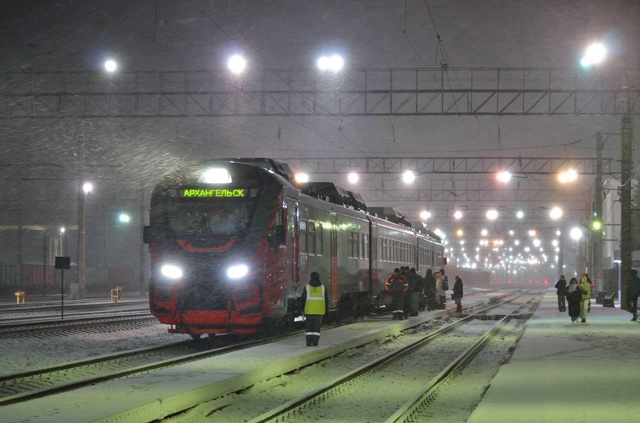 В Архангельской области в конце декабря и в начале января с изменениями будут курсировать пригородные поезда 6691 Кизема Кулой 27 31 декабря 3 6 9 января будет прибывать в 17 35 вместо 17 07 время отправления останется прежним в 14 28 6606 Кизема Котлас Южный 5 и 11 января отправится в рейс в 4 43 вместо 5 17 и проследует сокращенным маршрутом до станции Котлас Узловой куда прибудет в 6 37 вместо 7 15   2 января с изменениями в расписании будут осуществлять перевозки ряд поездов на направлениях Обозерская Архангельск Северодвинск Ненокса Обозерская Маленьга Обозерская Онега Время прибытия и отправления изменится в интервале от 2 до 18 минут Обращаем внимание что 30 декабря 2 января не будут совершать рейсы ряд поездов на направлении Вожега Коноша 1 января от Пуксы до Обозерской от Обозерской до Малошуйки Онеги и Архангельска между Архангельском и Соломбалкой Няндомой и Емцей Архангельском и Обозерской Малошуйкой и Унежмой Также 31 декабря 2 и 4 января не будет рейсов вечернего поезда Обозерская Малошуйка 1 3 5 января утреннего Малошуйка Обозерская Просим пассажиров внимательно следить за расписанием и планировать поездки с учетом изменений