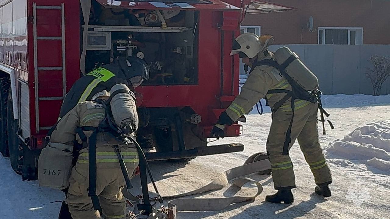 В Сызрани прошли учения на железнодорожной станции   В ходе учения огнеборцы МЧС России отрабатывали взаимодействие со службами жизнеобеспечения города и инженерно-техническими службами объекта.    По легенде, возгорание возникло в помещении вокзала станции «Сызрань 2». Персонал здания эвакуировался самостоятельно, но один человек остался в дымовой ловушке. Прибывшие на место огнеборцы с помощью спасательного устройства вывели пострадавшего на свежий воздух.   Условный пожар был успешно потушен на площади 50 квадратных метров.    Цели учения были достигнуты в полном объеме. Кроме того, проверена работоспособность систем противопожарной защиты объекта и противопожарного водоснабжения.