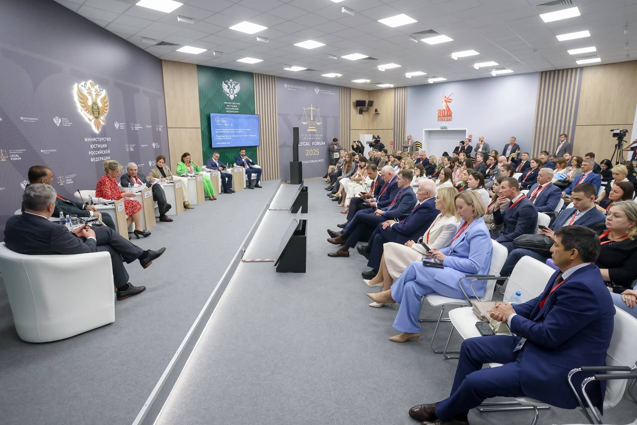 На #ПМЮФ25 обсудили аспекты использования спорта как инструмента давления коллективного Запада на Россию На сессии Защита национальных интересов в сфере физической культуры и спорта , инициированной Минюстом РФ и Минспортом РФ. Модератор сессии, ректор МГЮА Виктор Блажеев: «В современных условиях национальные интересы России, в том числе и в области спорта, подвергаются беспрецедентному давлению со стороны недружественно настроенных представителей международного спортивного сообщества» Замминистра юстиции РФ Олег Свириденко: «От того, как действуют НКО, в том числе федерации и ассоциации спорта, зависит реализация задач спорта применительно к национальным интересам России, в связи с чем необходимо уделять особое внимание государственному контролю за их деятельностью» В сессии также приняли участие зампредседателя комитета Совета Федерации по социальной политике Мохмад Ахмадов, директор Правового департамента Минспорта России Ольга Шевченко, директор Департамента информации и печати МИДа России Мария Захарова. Посмотреть запись дискуссии