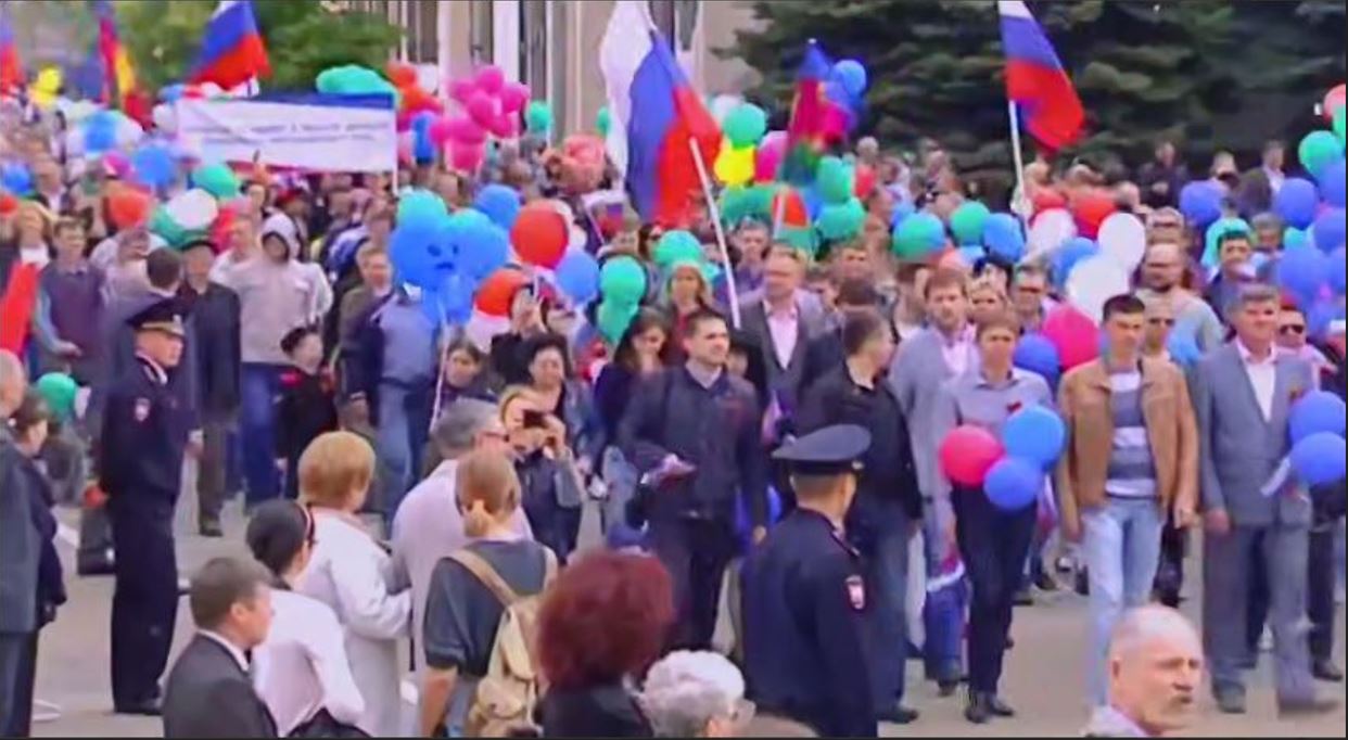 Мэр Краснодара поздравил горожан с праздником Весны и Труда Мэр Краснодара Евгений Наумов вспомнил, как тысячи трудящихся 10 лет назад отмечали 1 Мая, проходя по городу большим парадом. Он выразил уверенность, что жители города чувствуют поддержку друг друга несмотря на то, что в настоящее время парад не проводится. Также глава поблагодарил всех, кто работает на благо Кранодара и пожелал всем скорейшего мира. «А пока бравые бойцы защищают наш покой, будем работать здесь, на Родине, обеспечивать тыл», - пишет Наумов. скриншот видео Евгения Наумова /фото/видео для публикации или заказать рекламу: «Утренний Юг»