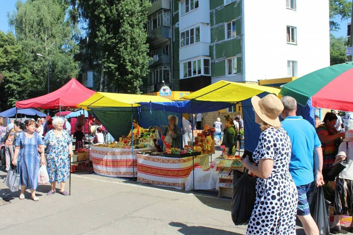 В Ставрополе в выходные пройдут традиционные продовольственные ярмарки    Ярмарки откроются для покупателей:     9 августа на площадке по улице Васильева, 35/1;   10 августа на площади 200-летия.   Если совершаете покупки в будни, в вечернее время по вторникам и пятницам с 16.00 до 20.00 работает ярмарка на площадке по ул. Доваторцев, 13.