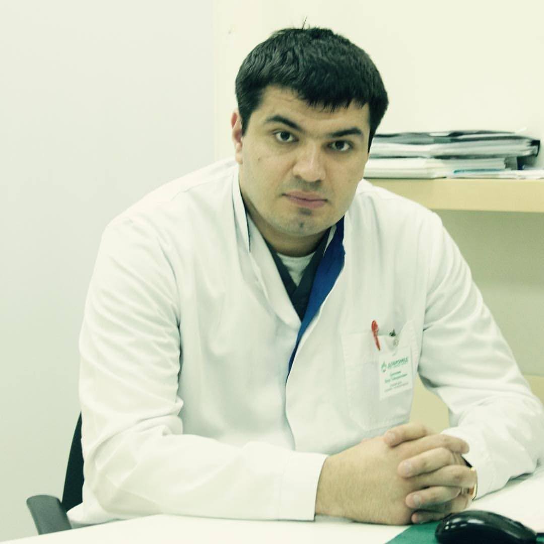 На Камчатке начали проверку врача Соболевской больницы Заура Цоколаева после жалоб пациентов на грубость и избиения. Ранее медик был уволен из подмосковной больницы за аналогичный инцидент с онкобольной в 2020 году. Пациенты сообщают об его странном поведении — якобы, врач приводил коз в медучреждение, рвал документы. Один пострадавший заявил об избиении. Сейчас врач временно отстранён. Губернатор пообещал уволить медика, если обвинения подтвердятся. Подписаться Предложка Чат