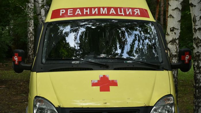 Омский школьник получил удар током на перемене Вчера 14 октября в Омске ученик 8 класса школы 86 ударил электрошокером одноклассника Как сообщили в соцсетях очевидцы пострадавшего увезла скорая Горожан возмутил не только сам инцидент но и то что никто не вызвал охранника и полицию Во время перемены обучающийся рассматривал принесенный им электрошокер и задел одноклассника Администрация учреждения незамедлительно сообщила родителям о произошедшем и вызвала скорую медицинскую помощь прокомментировали ситуацию в городской администрации Из за инцидента в школе провели внеплановый инструктаж для сотрудников О правилах безопасного поведения побеседовали и с детьми В мэрии также уточнили что охрана в школе есть Ее осуществляет частная охранная организация Алмаз в обязанности которой входит внутриобъектовый и пропускной режим