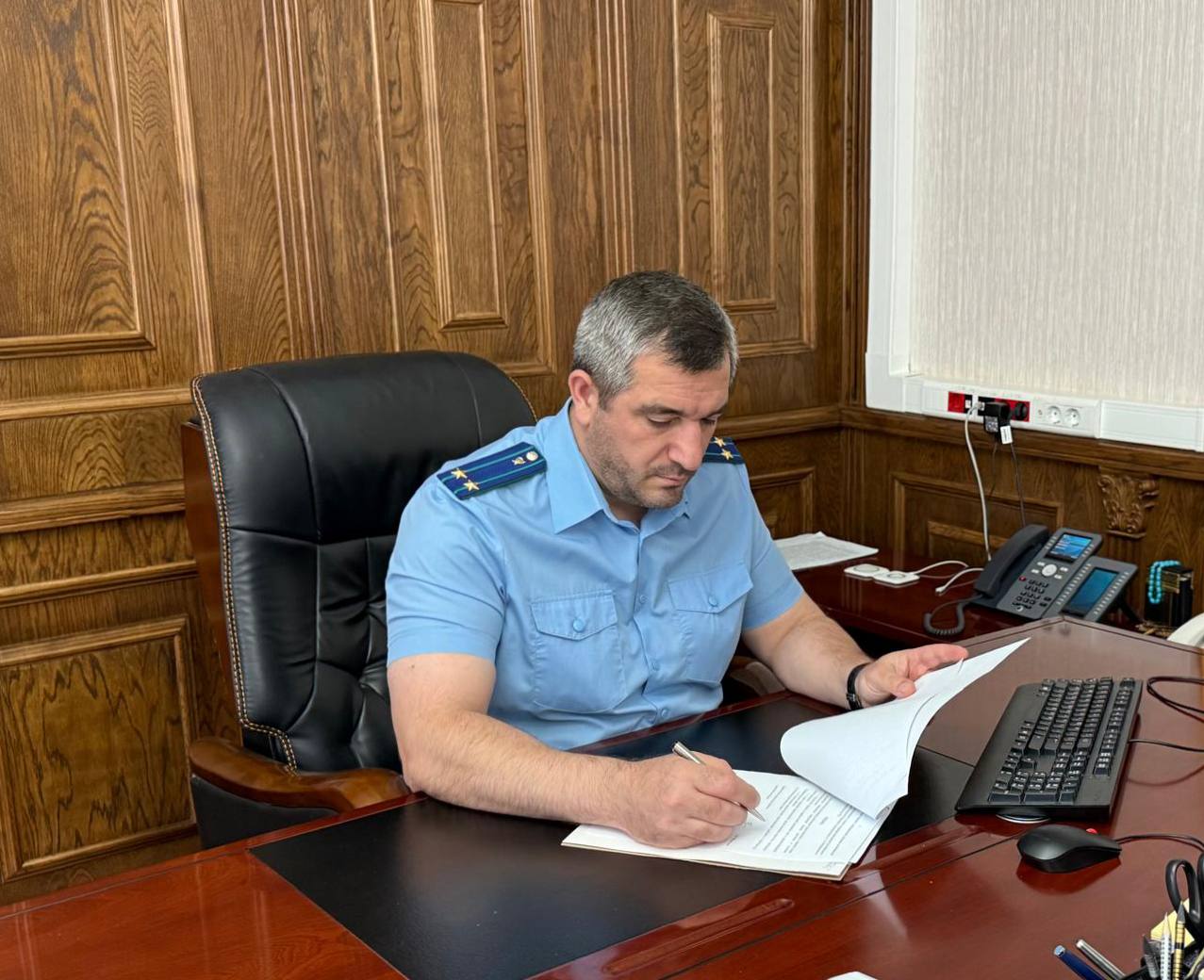 Принятыми прокуратурой Хасавюртовского района мерами восстановлены жилищные права граждан из числа детей-сирот и детей оставшихся без попечения родителей Прокуратура Хасавюртовского района установила, что на поднадзорной территории ряд детей-сирот и детей, оставшихся без попечения родителей, в связи с достижением 14-летнего возраста подлежащих включению список на обеспечение жилыми помещениями, в соответствующий список включены не были. В связи с непринятием органом опеки и попечительства должных мер по контролю за деятельностью законных представителей по обеспечению жилищных прав сирот, прокуратурой в ГКУ РД «Территориальное управление социальной защиты населения г. Хасавюрт и Хасавюртовский район» внесено представление об устранении нарушений закона. По результатам его рассмотрения приняты меры к устранению нарушений закона, сироты поэтапно включаются в список на обеспечение жильем.