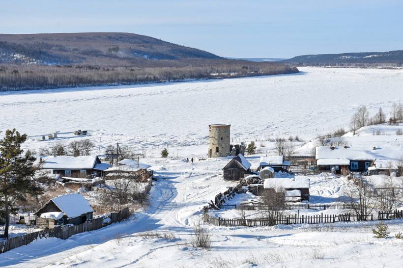 Каким будет новый мост через Амур в правительстве региона озвучили детали международного проекта Строительство моста Джалинда Мохэ один из главных проектов которые последние годы активно обсуждает руководство Амурской области и провинции Хэйлунцзян Он важен не только для транспортно логистического развития Амурской области но и всего Дальнего Востока Джалинда Мохэ удобная географическая точка которая фактически не затрагивает БАМ и Транссиб и позволяет практически напрямую обеспечить поставку грузов между югом Якутии и Амурской области и провинцией Хэйлунцзян Определено что мост будет одновременно железнодорожным и автомобильным Как отметил губернатор Василий Орлов пропускная способность моста может составить в средне и долгосрочной перспективе до 20 миллионов тонн в год Приступить к проектированию объекта планируется в этом году Сейчас ведется реконструкция подъездных путей от Транссиба до станции Рейново а также проектирование жилого микрорайона на 200 человек Это сотрудники которые будут обеспечивать функционирование моста ampravda
