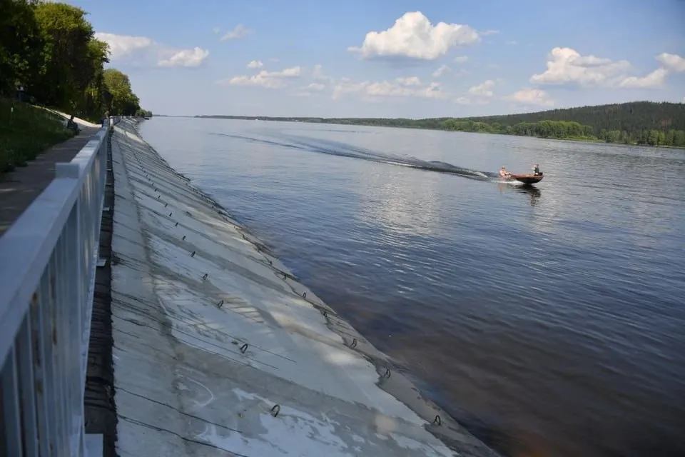 Реконструкцию Краснодарского водохранилища завершат к 2030 году На Кубани планируется реконструкция Краснодарского водохранилища с объемом финансирования более 5 3 млрд рублей Водохранилище обеспечивает водой регион Республику Адыгея Проектно изыскательские работы должны завершиться к 30 июня 2027 года после чего начнется модернизация техники Завершение реконструкции запланировано на 30 октября 2030 года По итогам реализации проекта мощность водохранилища увеличится до 1 9 млн кубометров что должно обеспечить стабилизацию его технических и экологических параметров Подписаться на kpkuban Читать нас в MAX