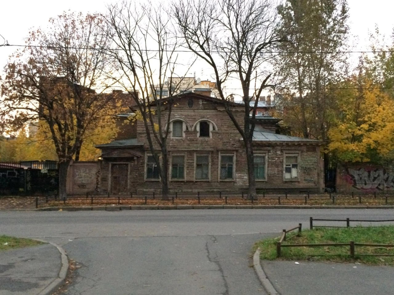 С блокадной «витаминной аптеки» на Васильевском острове сняли леса. Строительные леса окутали здание в 2022 году. Особняк Бремме долгое время находился в плачевном состоянии, а его интерьеры были утрачены. Деревянный жилой дом в этом месте существовал с XVIII века. Его дважды перестраивали — в 1851 и в 1906 годах. А в 1942 году проводились замеры ценных построек для сохранения чертежей на случай разрушения. Во времена блокады Ленинграда здание прозвали «витаминной аптекой» — там располагался центр выдачи витаминных пайков.