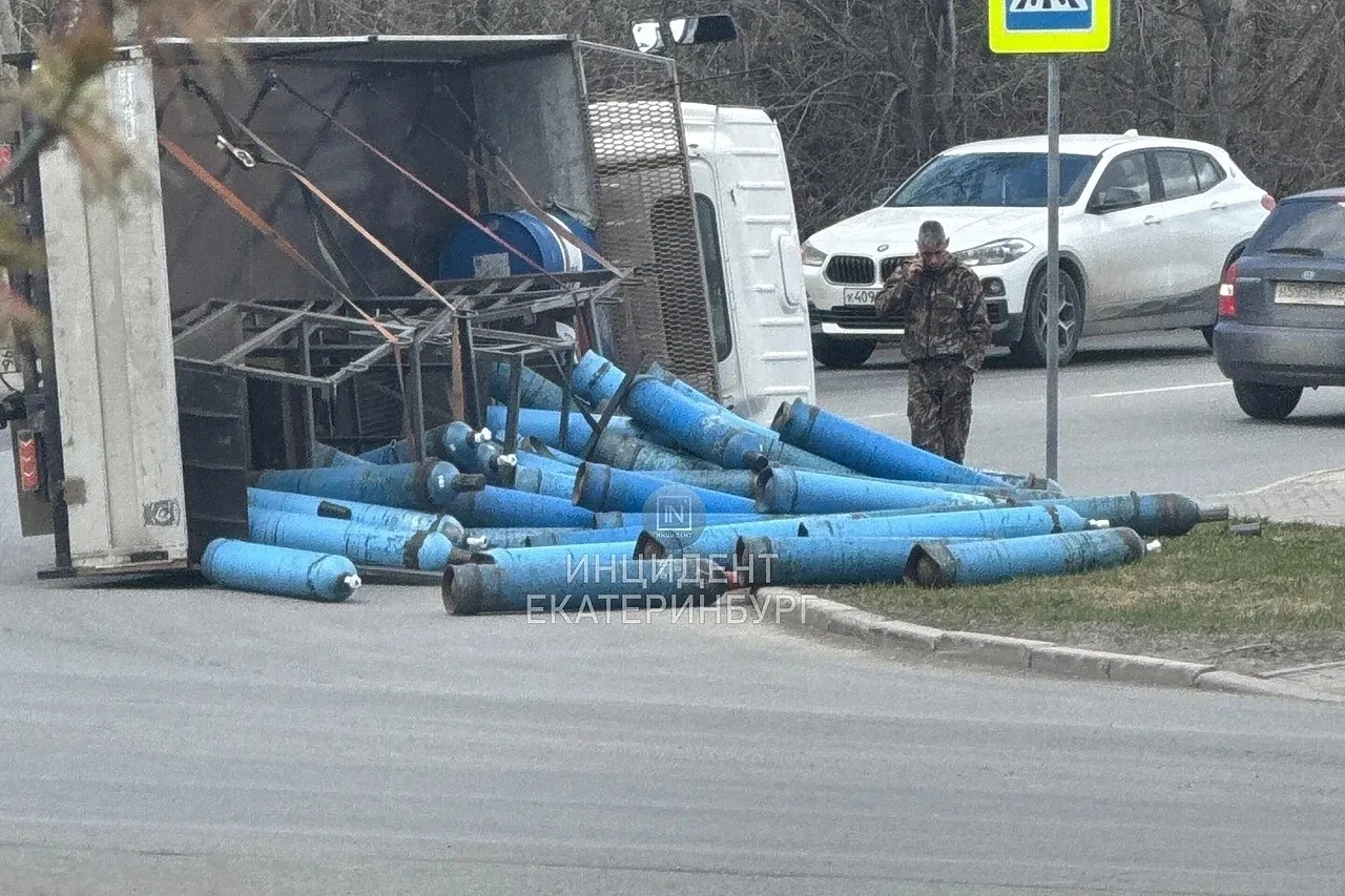 На Уктусе перевернулся автомобиль с газовыми баллонами Сегодня утром 29 апреля на Уктусе перевернулся автомобиль с газовыми баллонами Вероятно кислородными судя по цвету Это случилось на перекрёстке Походной и Южного проезда Об этом сообщает паблик Инцидент Екатеринбург Машина завалилась на правый бок а баллоны выкатились из кузова на проезжую часть и газон Из за этого образовался затор во всех направлениях Есть ли пострадавшие неизвестно uralweb ru