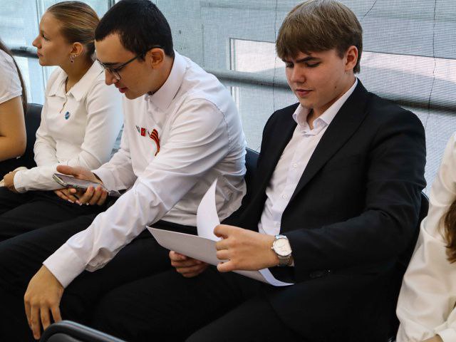 Для воспитания юных патриотов В районном Дворце культуры прошел семинар Связующая нить В его работе приняли участие представители администрации АКМО отдела культуры общественных организаций и объединений округа Школьникам рассказали о героизме советских солдат в Великой Отечественной войне и мужестве современных участников СВО Привели конкретные примеры и истории из жизни земляков Фото пресс службы РДК Подписаться на Звезду Прикубанья