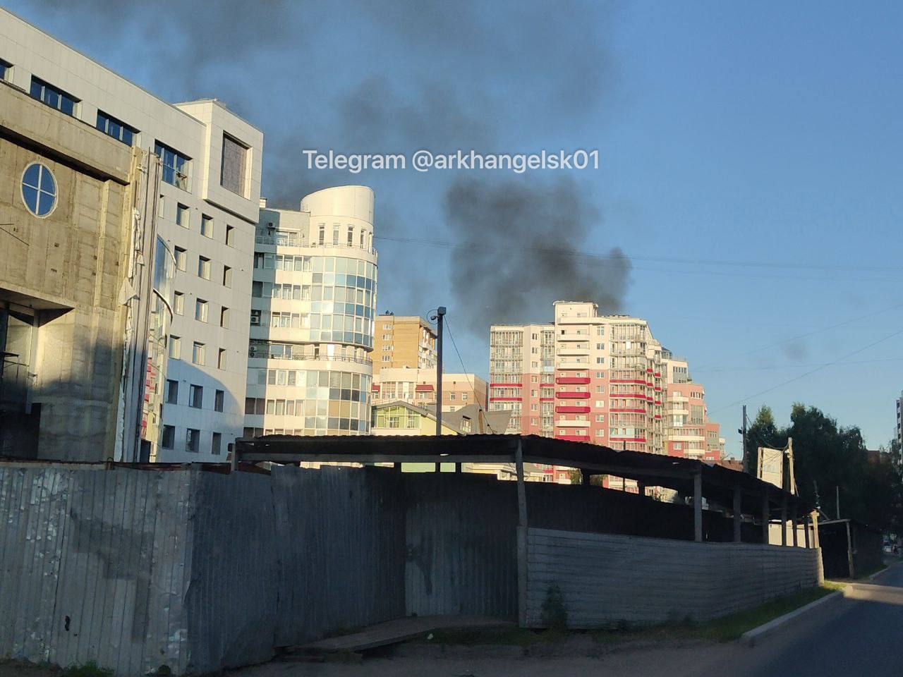 Горят хозпостройки на Серафимовича, 30. Об этом сообщили нам в МЧС.  Пожарные уже на месте. Открытое горение ликвидировали.     Архангельск №1   Прислать новость
