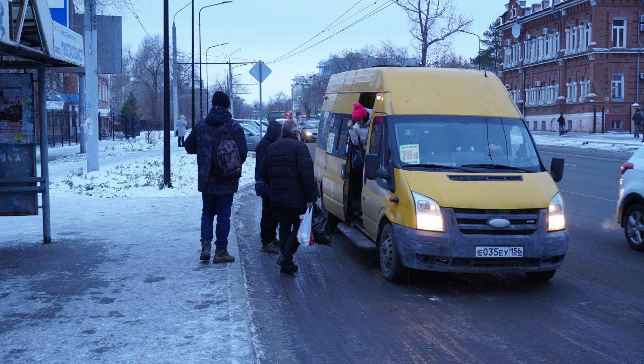 Оренбуржец напал на водителя маршрутки В производство Центрального районного суда Оренбурга поступило уголовное дело в отношении ранее судимого мужчины. Согласно обвинительному заключению, инцидент произошел в феврале этого года. Оренбуржец выскочил на проезжую часть перед отъезжающей маршруткой, после чего начал нецензурно отчитывать водителя за то, что автобусы редко ходят, несмотря на холодную погоду. Далее мужчина сел в общественный транспорт, где продолжил нецензурно выражаться, не обращая внимания на замечания других пассажиров. Водитель предпочел не реагировать на провокации буйного пассажира и довез его до места назначения, однако тот не хотел успокаиваться, стал звать его на улицу, хотел подраться. Не дождавшись ответных действий, оренбуржец напал на водителя «газели», нанес ему около 7 ударов по лицу, после чего выбежал из машины, сломал боковое зеркало заднего вида, и попытался скрыться во дворах. Однако примерно через 30 метров был остановлен потерпевшим, который отвел нападавшего в автобус, где мужчине предстояло дожидаться приезда полиции. Оренбуржье