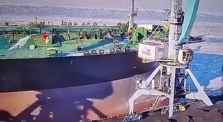 Иностранный сухогруз повредил портальный кран в Усть Луге