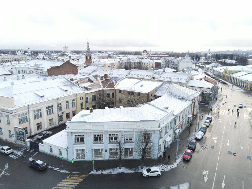 Здания в центре Ярославля нашли новых владельцев. Об этом сообщил губернатор Михаил Евраев. Нежилые помещения с земельными участками на улицах Максимова и Советской были проданы на аукционе  После оформления всех итоговых процедур в бюджет Ярославской области поступит более 152 млн рублей, — сообщил глава региона.   Всего в план приватизации на этот год включено около 30 объектов.    Подписаться   Прислать новость