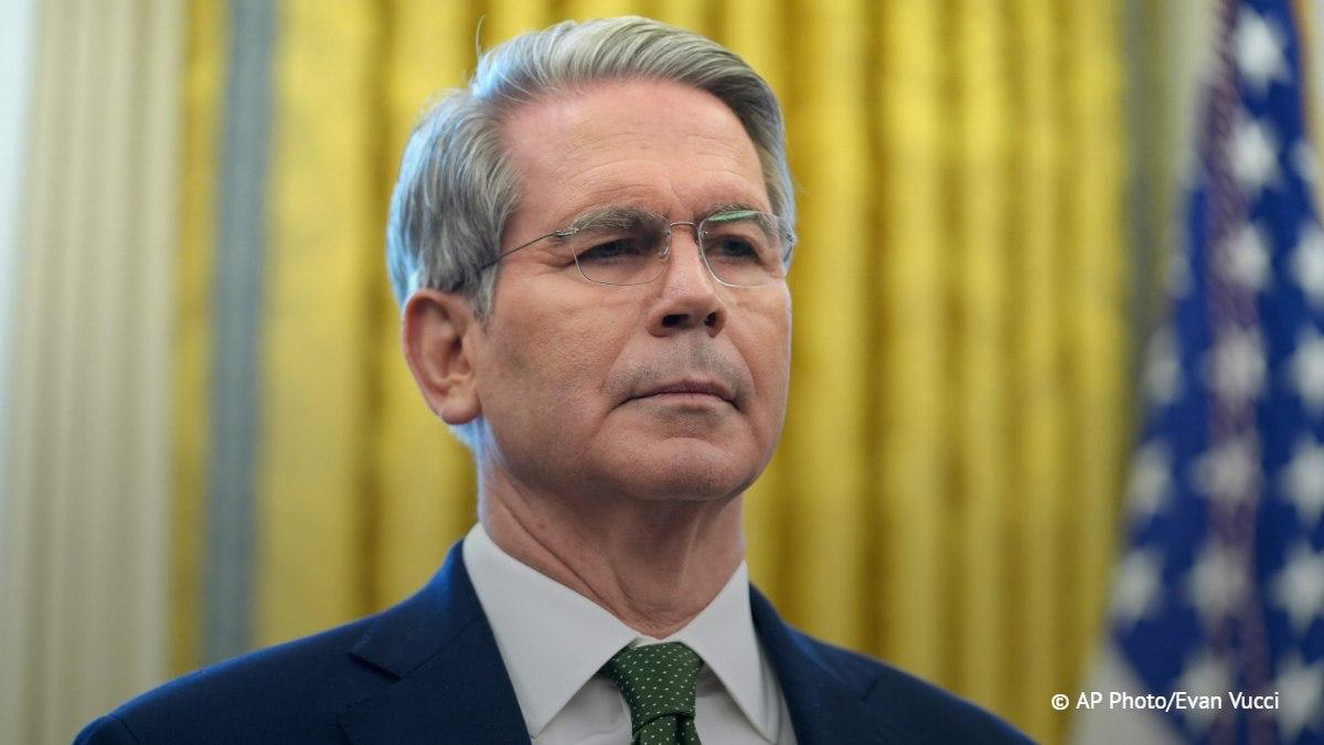 Глава Минфина США Бессент призвал европейские страны присоединиться к американским пошлинам против России, если они будут введены: «Я призываю наших европейских союзников, которые раньше громко заявляли о своих намерениях, последовать за нами, если мы введём эти вторичные тарифы». Недавно Трамп заявил, что Штаты введут 100-процентные пошлины на товары из России и вторичные санкции против стран, закупающих российскую нефть, если в течение 50 дней не будет достигнуто соглашение о прекращении огня между Москвой и Киевом.