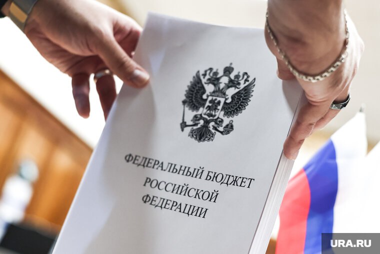 Исполнение расходов федерального бюджета на реализацию национальных проектов По предварительным данным исполнение расходов федерального бюджета на реализацию национальных проектов по состоянию на 1 сентября 2025 года составило 3 922 6 млрд рублей или 65 3 от плановых бюджетных назначений Исполнение расходов в разрезе национальных проектов составляет Семья 72 9 Молодежь и дети 70 7 Продолжительная и активная жизнь 65 1 Инфраструктура для жизни 52 1 Эффективная транспортная система 44 8 Экологическое благополучие 50 2 Международная кооперация и экспорт 65 2 Эффективная и конкурентная экономика 73 8 Туризм и гостеприимство 53 4 Кадры 69 9 Экономика данных и цифровая трансформация государства 39 5 Средства производства и автоматизации 21 2 Новые материалы и химия 50 7 Промышленное обеспечение транспортной мобильности 70 3 Новые технологии сбережения здоровья 71 3 Технологическое обеспечение продовольственной безопасности 44 1 Беспилотные авиационные системы 48 5 Новые атомные и энергетические технологии 53 0