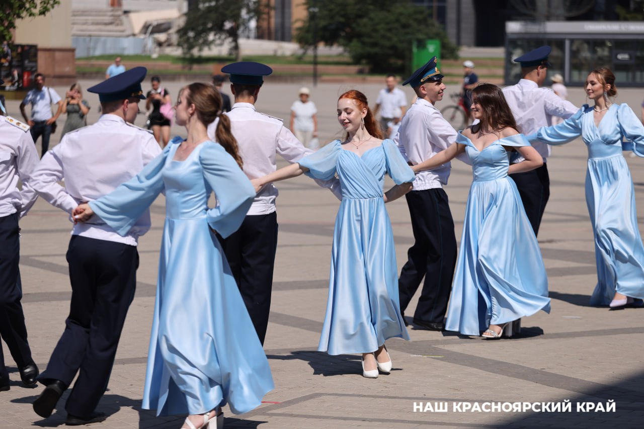 Выпускные в школах Красноярского края пройдут 28 июня Таковы рекомендации Министерства просвещения РФ. К этому времени школьники сдадут экзамены и узнают результаты ЕГЭ. Торжественные церемонии начнутся с поднятия государственного флага и исполнения гимна. Лучших учеников отметят медалями и наградами за достижения. Прощальные напутственные слова прозвучат от директоров и учителей образовательных учреждений.
