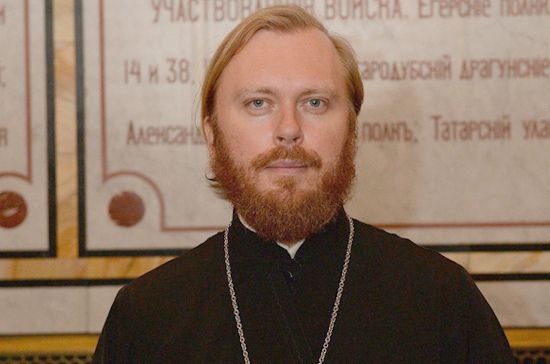 Глава Патриаршей комиссии, по вопросам семьи, защиты материнства и детства иерей Федор Лукьянов призвал провести в России «специальную демографическую операцию». Хотел бы подчеркнуть, что сегодня, в трудное для России время, крупные европейские фармацевтические компании коррумпируют российских чиновников, лоббируют абортивные препараты, пропагандируют на семинарах такие вводящие в заблуждение термины как „безопасный аборт“, „бархатный аборт“, подают в суд на департаменты здравоохранения российских регионов, не закупающих у них препараты, ведут агрессивную маркетинговую политику в интересах бизнеса недружественных стран, не выполняют регламенты и требования Минздрава России, так как их интересы не имеют отношения к заботе о здоровье женщин и детей нашей страны. Сегодня очень важно понимать, что эта война продолжается против нашей страны, и мы должны сегодня фактически проводить еще и специальную демографическую операцию для того, чтобы защитить суверенитет и нашу демографическую безопасность, — сказал он на пресс-конференции в ТАСС. Священник отметил, что планы нацистского командования в отношении нашей страны подразумевали резкое снижение рождаемости среди русских. Средствами этого должны были стать пропаганда идеи превосходства бездетности, налаживание широкого производства противозачаточных средств и расширение сети учреждений для искусственного прерывания беременности. Врачи также должны были иметь разрешение производить аборты, и это не должно было считаться нарушением врачебной этики. А теперь спросим себя, уважаемые друзья, сильно ли отличаются от этого плана позиции тех, кто сегодня претендует на право быть властителями мира и хочет задавить нашу независимость, наш суверенитет? Проведение абортов с нарушением установленных государственных требований, формирование черного и серого рынка биоколлекции образцов репродуктивных тканей, жидкостей, половых клеток, эмбрионов, фетальных тканей. Недавние результаты проверок частных клиник однозначно свидетельствуют об этом. Для обеспечения национальной безопасности в сфере здравоохранения считаю, что необходимо ограничить присутствие западных фармкомпаний на российском рынке, а ряд зарегистрированных в России фармкомпаний проверить на предмет аффилированности с иностранными юрлицами и лоббирования, подрывающего демографию в интересах недружественных стран, — заключил отец Федор. Источник: Патриаршая комиссия по вопросам семьи #аборт